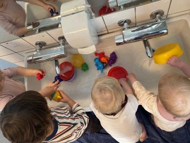 Børn vasker legetøj